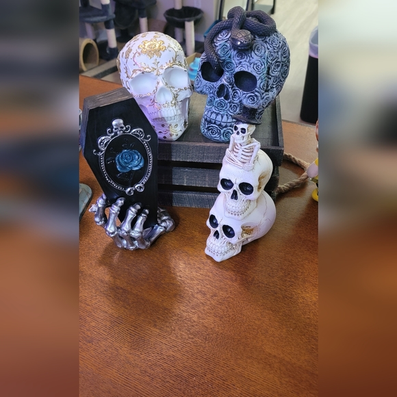 Set of 3, Resin Skull Decor (snake eyes light up) & Resin - Picture 4 of 4